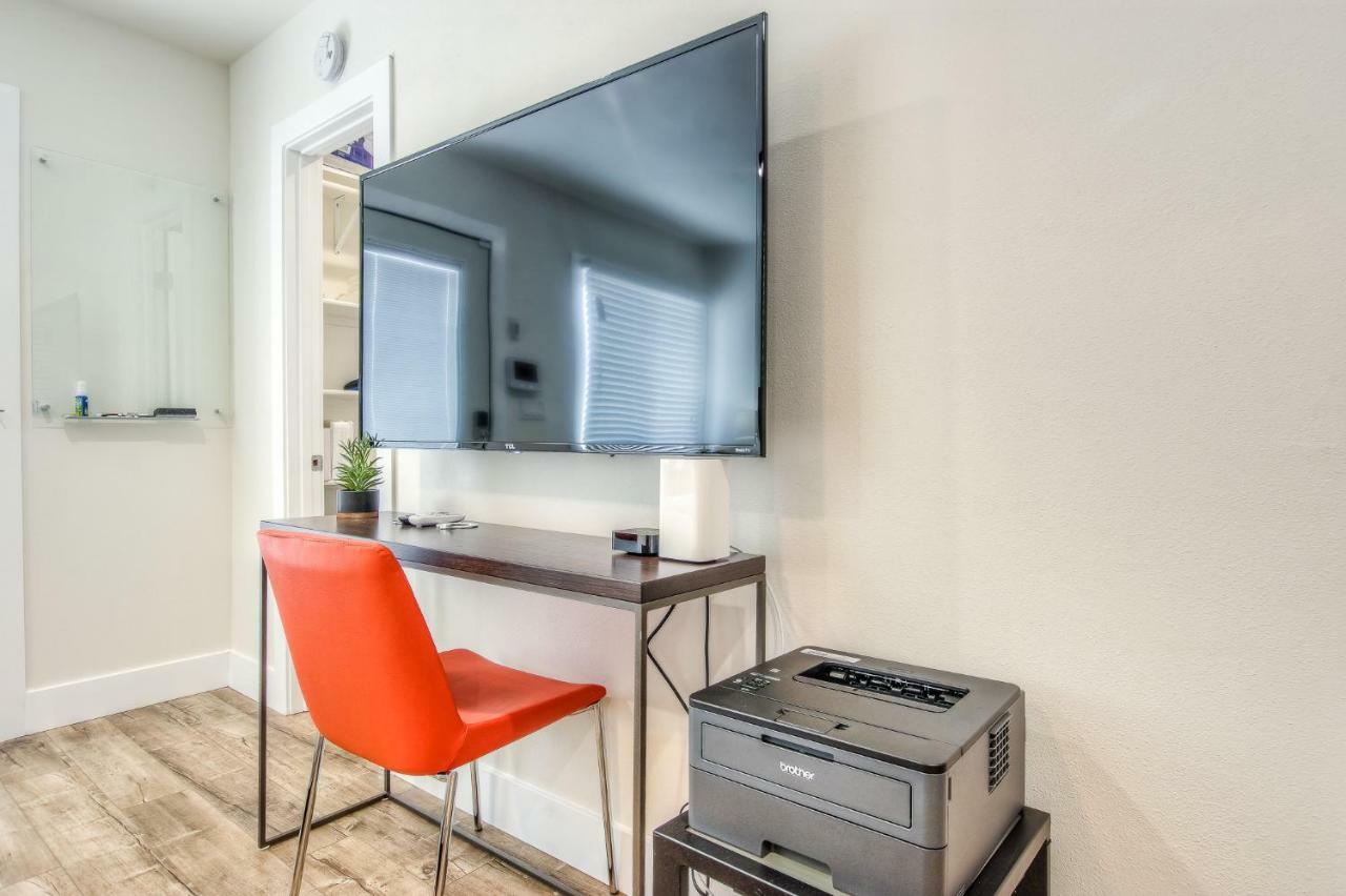 Long Beach Studio Suites Bagian luar foto
