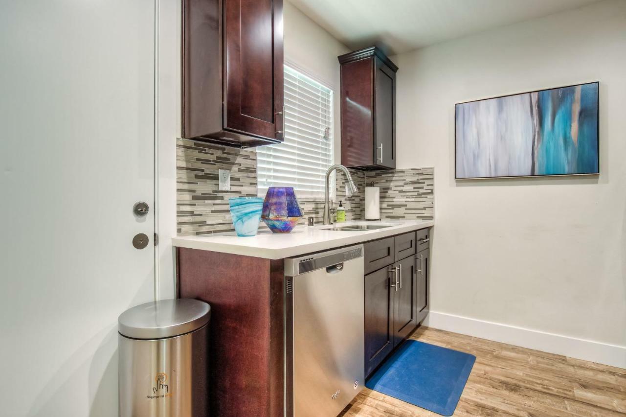 Long Beach Studio Suites Bagian luar foto