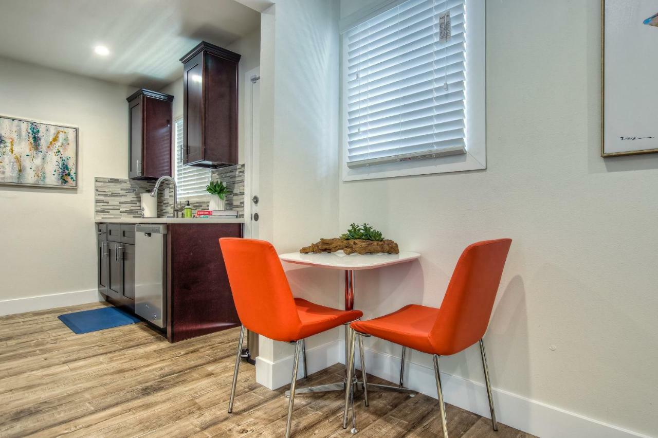 Long Beach Studio Suites Bagian luar foto